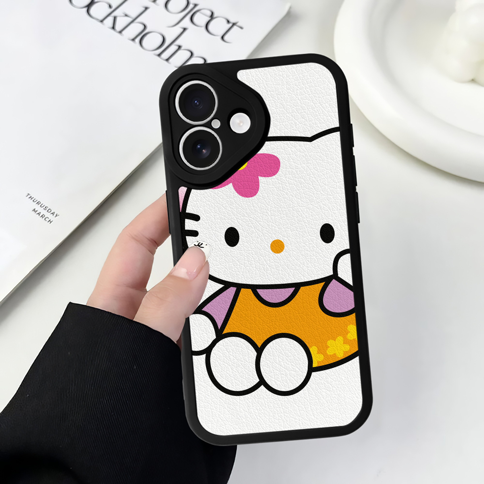 （画像用） Hello Kitty ハローキティ 【iPhone 16シリーズ対応】シリコンスマホケース（レザー調） 材質：シリコン